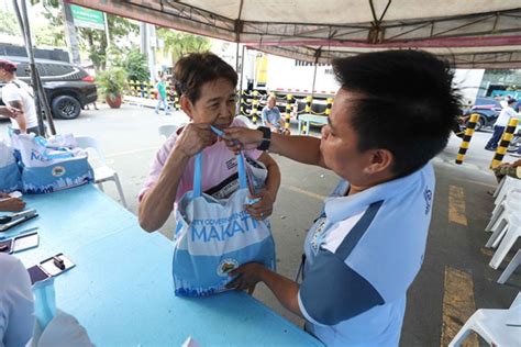 Makati seniors get cash gifts .